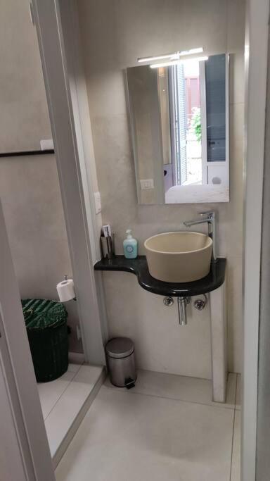 Monolocale Intimo Con Terrazzino Milão Exterior foto